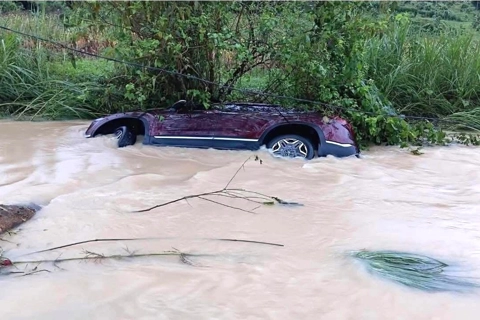 Tuyên Quang: ô tô chở 5 người trong gia đình bị lũ cuốn, may mắn thoát nạn