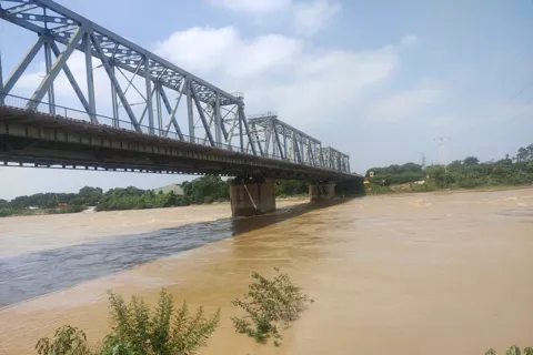Phú Thọ: cấm tàu thuyền lưu thông trên sông Lô sau vụ lật tàu khiến hai người mất tích