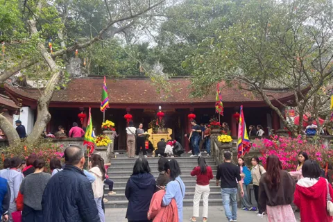 Phú Thọ: du khách đổ về danh thắng Tây Thiên đi lễ đầu năm