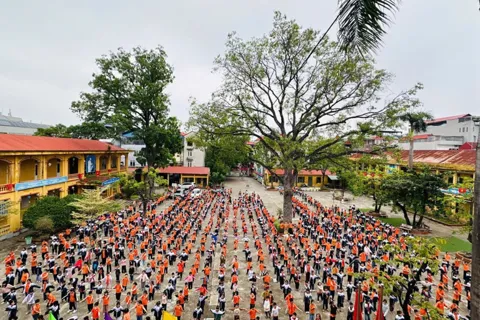 Phú Thọ: đình chỉ đứng lớp đối với cô giáo trong vụ học sinh bị bắt “liếm đất”