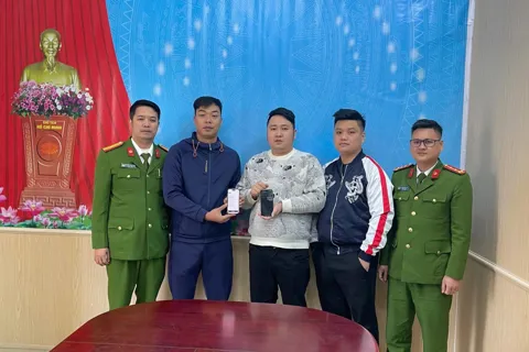 Một người Trung Quốc nhận lại 400 triệu đồng do chuyển khoản nhầm