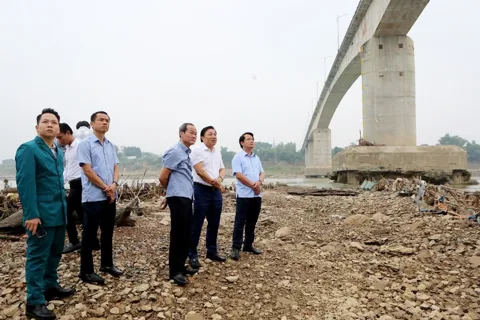 Phó Chủ tịch UBND tỉnh Phú Thọ kiểm tra, chỉ đạo khắc phục sự cố cầu Sông Lô