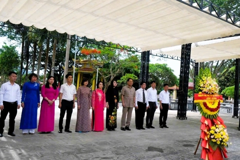 Đoàn đại biểu TP Hà Nội thăm Nghĩa trang Quốc tế Việt – Lào và Khu di tích Truông Bồn