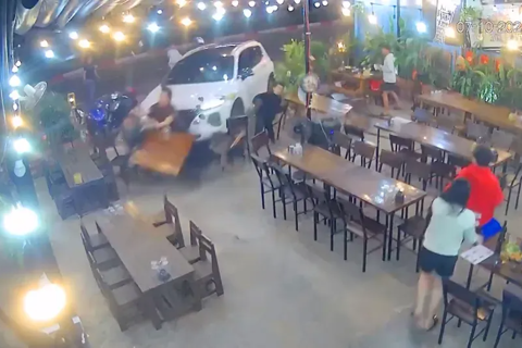 Gia Lai: tài xế dùng ô tô lao vào quán nhậu đã ra đầu thú
