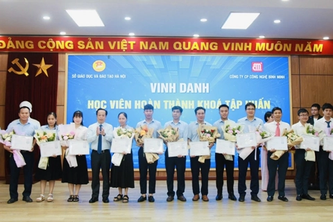 Hà Nội: bế giảng khoá tập huấn AI cho giáo viên trường trung cấp, cao đẳng