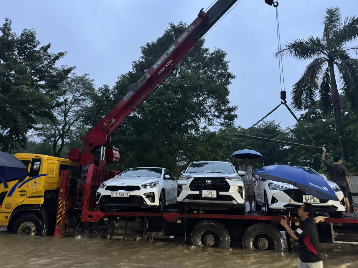 Huế: dịch vụ chở khách và “giải cứu” ô tô lên ngôi trong mùa lũ