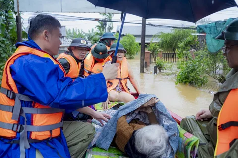 Huế căng mình ứng phó mưa lũ lịch sử: nước rút chậm, ngập vẫn sâu