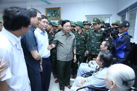 Phó Thủ tướng Trần Hồng Hà thăm, động viên bệnh nhân bị ảnh hưởng bởi lũ lụt tại TP Huế