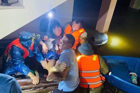 Huế: cứu sống 4 người dân bị nước lũ cuốn trôi