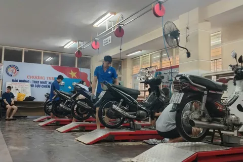 Trường Cao đẳng Công nghiệp Huế sửa xe, hỗ trợ miễn phí giúp dân vực dậy sau lũ