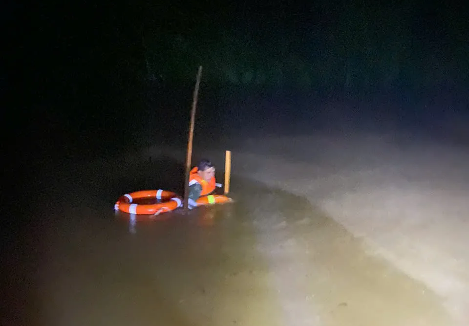 Huế: Trung tá công an 2 ngày đêm lặn tìm cháu bé 5 tuổi giữa lũ dữ