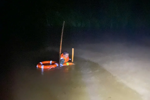 Huế: Trung tá công an 2 ngày đêm lặn tìm cháu bé 5 tuổi giữa lũ dữ
