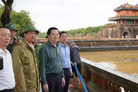 Phó Thủ tướng Mai Văn Chính kiểm tra công tác khắc phục mưa lũ tại khu vực Ngọ Môn - Đại Nội Huế