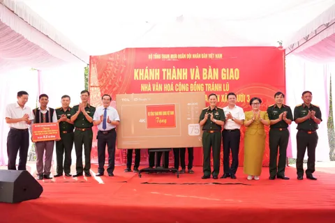 Quân đội trao tặng Nhà văn hóa tránh lũ cho đồng bào vùng cao A Lưới
