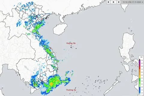 Huế: nước lũ lên nhanh, khẩn trương sơ tán dân vùng nguy hiểm