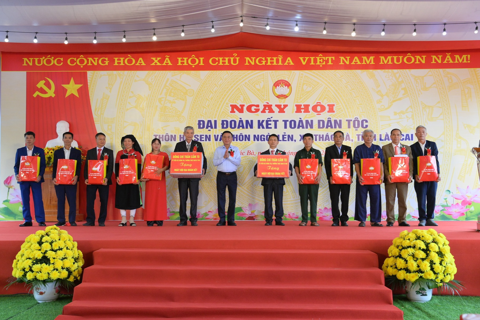 Thường trực Ban Bí thư Trần Cẩm Tú dự Ngày hội Đại đoàn kết toàn dân tộc tại tỉnh Lào Cai