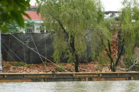 Sập 15m tường Hoàng thành Huế do mưa lũ kéo dài