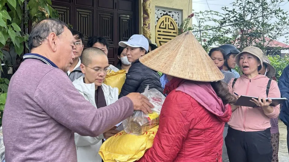 Làm từ thiện giữa mùa lũ: hãy trao đi bằng tấm lòng, đừng đánh đổi bằng hào nhoáng