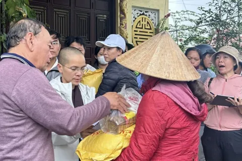 Làm từ thiện giữa mùa lũ: hãy trao đi bằng tấm lòng, đừng đánh đổi bằng hào nhoáng