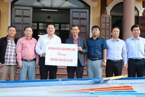 Trao tặng 30 thuyền cứu hộ cho người dân trong mùa lũ