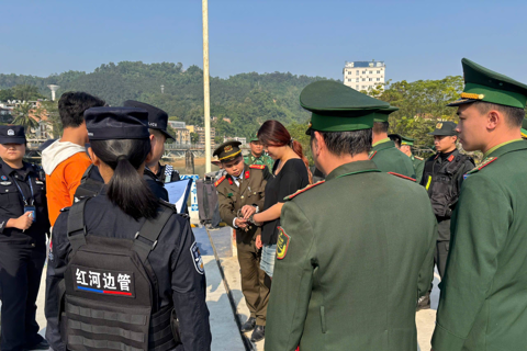Lào Cai: trục xuất nhóm người nước ngoài vượt biên trái phép vào Việt Nam