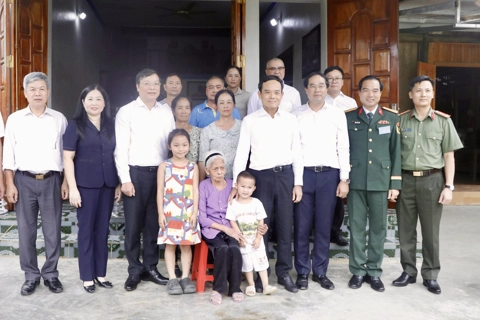 Lào Cai: thăm, tặng quà gia đình người có công nhân dịp 27/7