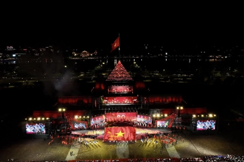 Thủ tướng Phạm Minh Chính dự chương trình “Dưới cờ vinh quang” tại Huế