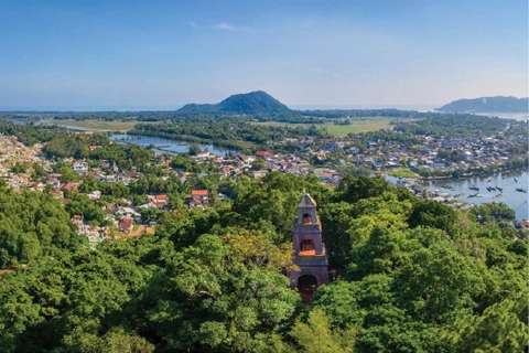 Xây dựng xã Vinh Lộc thành trung tâm dịch vụ - du lịch biển và đầm phá