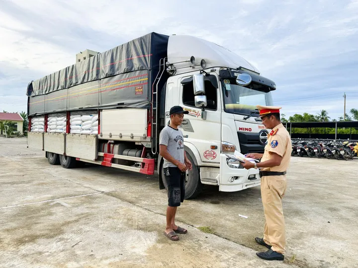 TP Huế: bắt giữ xe tải chở gần 30 tấn đường không rõ nguồn gốc