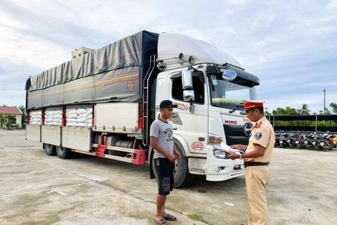 TP Huế: bắt giữ xe tải chở gần 30 tấn đường không rõ nguồn gốc