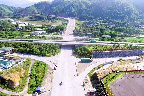 Lào Cai siết chặt quản lý đỗ xe dưới gầm cầu, gầm đường bộ
