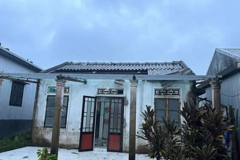 Huế: lốc xoáy tốc mái 75 ngôi nhà, mưa lớn gây ngập úng nhiều khu vực