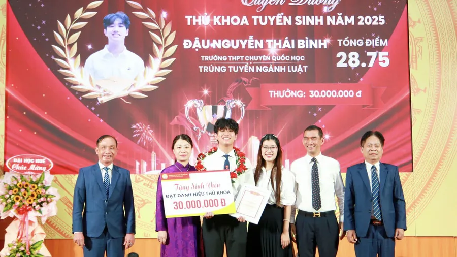 Huế: chàng thủ khoa Luật trích học bổng ủng hộ bạn nghèo