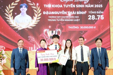 Huế: chàng thủ khoa Luật trích học bổng ủng hộ bạn nghèo