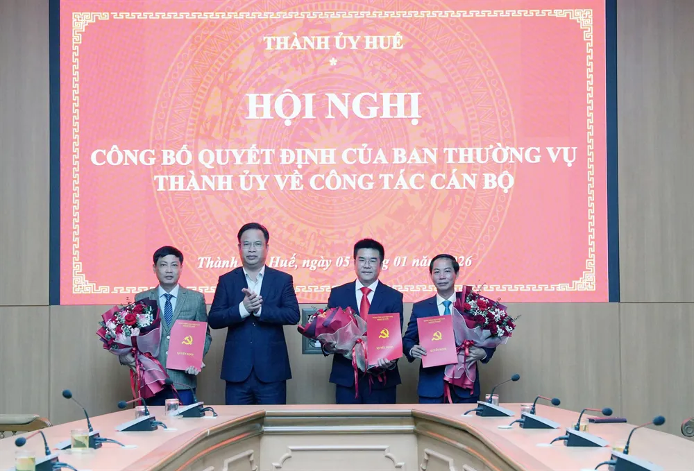 Huế công bố các quyết định về công tác cán bộ