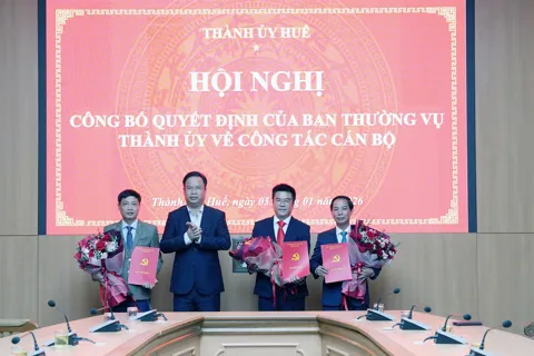 Huế công bố các quyết định về công tác cán bộ