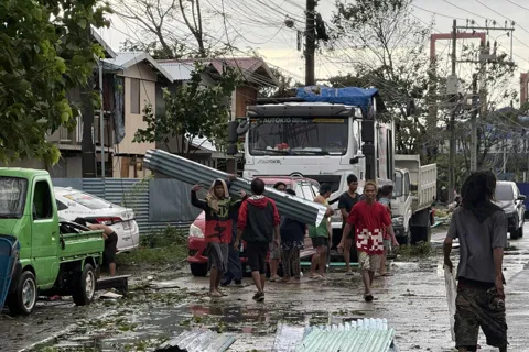 Hơn 400.000 người sơ tán khi bão Kalmaegi đổ bộ Philippines, 66 người chết
