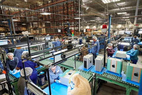 Ông Trump dọa đánh thuế 25% iPhone sản xuất ngoài Mỹ, Apple "đứng ngồi không yên"