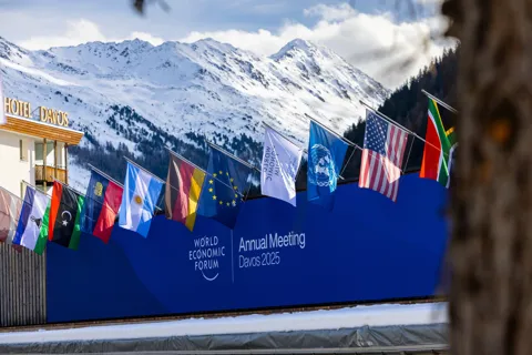 WEF cảnh báo ba “bong bóng” toàn cầu: AI, tiền mã hóa và nợ công