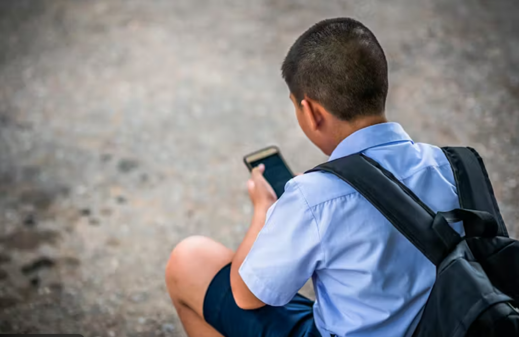 Lệnh cấm mạng xã hội của Australia gây tranh luận về tác động với trẻ em