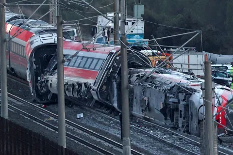 Ít nhất 40 người chết sau tai nạn tàu cao tốc tại Tây Ban Nha
