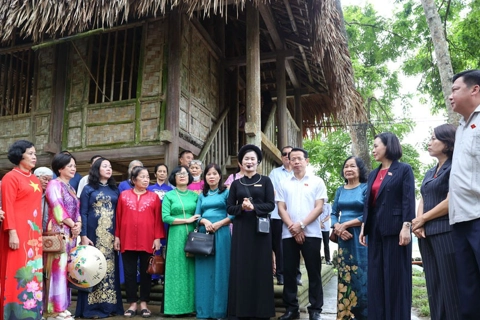 Đoàn đại biểu Quốc hội các khóa tỉnh Ninh Bình "về nguồn" tại Tuyên Quang
