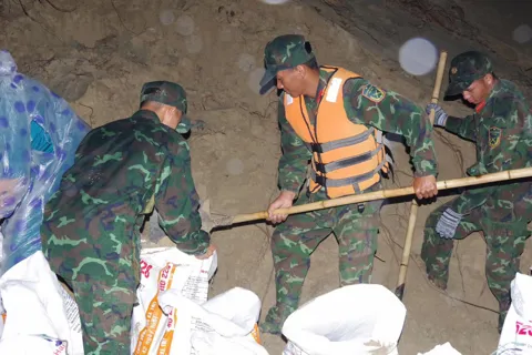 Đà Nẵng: huy động hơn 500 cán bộ, chiến sĩ xuyên đêm "cứu" kè An Lương