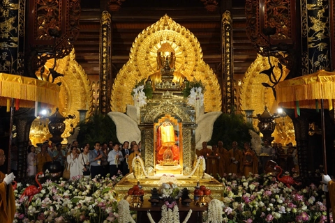 Người dân đội nắng cung rước Xá lợi Đức Phật về chùa Bái Đính
