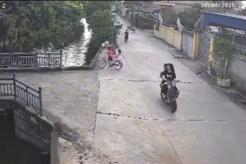 Học sinh lớp 6 lao xuống kênh cứu bé trai 5 tuổi ở Ninh Bình
