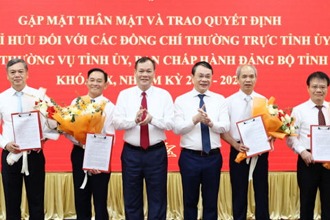 Nhiều cán bộ chủ chốt nhận quyết định nghỉ hưu trước tuổi tại Nam Định