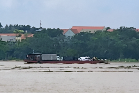 Chủ phà bị phạt vì chở khách qua sông Hồng giữa lũ
