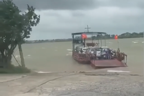Bị phạt hơn 20 triệu vì chở khách qua sông khi sóng to, gió lớn