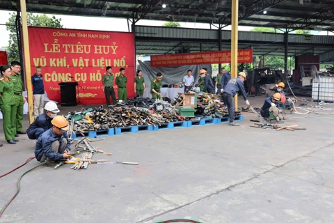 Nam Định: tiêu hủy hàng nghìn vũ khí, công cụ hỗ trợ và linh kiện chế tạo súng