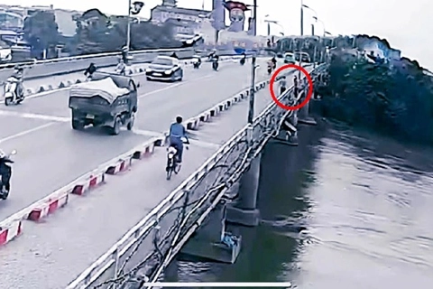 Nữ giáo viên dũng cảm cứu nữ sinh giữa dòng nước xiết ở Nam Định